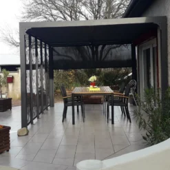 Pergola Bioclimatique Alu Anthracite 10,80m² Toit Avec Lames Ovales Alu + 5 Panneaux Moucharabieh + 1 Rideau Gris – HABRITA