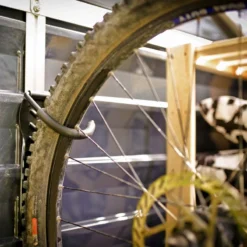 Porte-vélo Vertical Pour Les Abris Yukon, Skylight Et Rubicon – Canopia -Jardin Fournitures Soldes porte velo vertical pour les abris yukon skylight et rubicon canopia 2